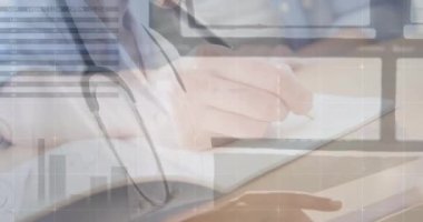 Kafkas kadın doktorların hastanedeki veri işleme çalışmalarının animasyonu. Küresel tıp, sağlık ve veri işleme kavramı dijital olarak oluşturulmuş video.