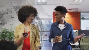 Ofisteki çeşitli iş adamları üzerinde finansal veri işleme animasyonu. Küresel iş, bilgisayar, veri işleme ve bağlantılar konsepti dijital olarak oluşturulmuş video.