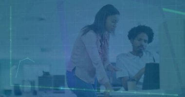 Ofiste dizüstü bilgisayar kullanmayı planlayan çeşitli meslektaşların grafiklerinin ve hesap tablolarının animasyonu. Dijital bileşim, iş dünyası, rapor, finans, veri, takım çalışması, teknoloji kavramı.