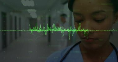 Hastanedeki çift ırklı kadın doktor üzerinde veri işleme animasyonu. Küresel tıp, sağlık ve veri işleme kavramı dijital olarak oluşturulmuş video.