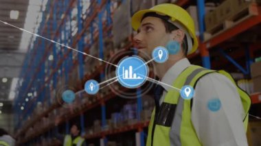 Kafkas işçilerinin üzerinde bağlantılı simgelerin canlandırılması depodaki envanter detaylarını not alıyor. Dijital bileşik, çoklu pozlama, iletişim, rapor, iş ve dağıtım kavramı.