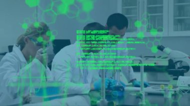 Ofisteki çeşitli bilim adamları üzerinde bilimsel veri işleme animasyonu. Küresel bilim, araştırma, bağlantılar, hesaplama ve veri işleme kavramı dijital olarak oluşturulmuş video.