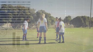 Çeşitli bayan futbolcular üzerinde finansal veri işleme animasyonu. Küresel spor, iş dünyası, ağlar, bağlantılar, hesaplama ve veri işleme kavramı dijital olarak oluşturulmuş video.