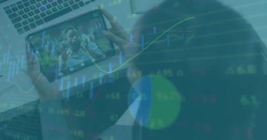 Grafiklerin, dairelerin ve alım satım tahtalarının animasyonu, video görüşmeleri hakkında konuşan çeşitli iş arkadaşları. Dijital bileşik, çoklu pozlama, rapor, iş dünyası, borsa, takım çalışması ve teknoloji.