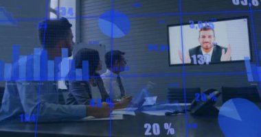 Ofisteki çeşitli iş adamlarının veri işleme ve istatistiklerinin animasyonu. Küresel iş, finans, bilgisayar ve veri işleme kavramı dijital olarak oluşturulmuş video.