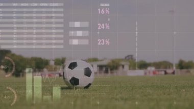 Toplu erkek futbolcunun bacaklarının üzerinde finansal veri işleme animasyonu. Küresel spor, iş dünyası, ağlar, bağlantılar, hesaplama ve veri işleme kavramı dijital olarak oluşturulmuş video.