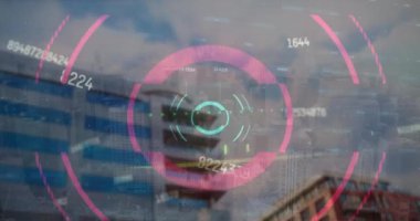 Şehir manzarası üzerinde veri işleme ve tarama animasyonları. Küresel iş ve teknoloji kavramı, dijital olarak üretilen video.