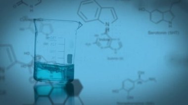 Laboratuvar şişesinde mavi arka planda hareket eden sıvının üzerindeki molekül yapılarının animasyonu. Dijital bileşik, çoklu pozlama, anatomi, araştırma, sıvı, deney ve bilim konsepti.