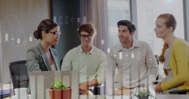 Ofiste toplanan çeşitli meslektaşlar üzerinde finansal veri işleme animasyonu. Dijital olarak oluşturulan küresel finans, iş, takım çalışması ve veri işleme kavramı.