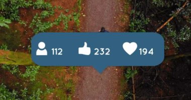 Sosyal medya simgelerinin konuşma baloncuğunda canlandırılması ormanda koşan beyaz adamın havadan görünüşü üzerinde. Sosyal medya ağı ve spor fitness kavramı