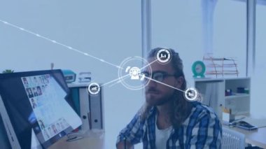 Ofisteki bilgisayarın üzerindeki simgelerle bağlantı ağının animasyonu. Küresel iş, bağlantılar, hesaplama ve veri işleme kavramı dijital olarak oluşturulmuş video.