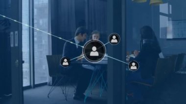 Ofisteki farklı iş adamlarının simgeleriyle bağlantı ağının animasyonu. Küresel iş, bağlantılar, hesaplama ve veri işleme kavramı dijital olarak oluşturulmuş video.