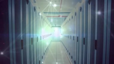 Veri sunucu odasının arkasındaki satırlarla bağlantılı noktaların canlandırması. Dijital bileşik, çoklu pozlama, iletişim, ağ güvenliği, veri merkezi, ağ oluşturma ve teknoloji kavramı.