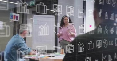 Birden fazla simgenin animasyonu, çeşitli kadın yöneticiler beyaz tahtadaki iş arkadaşlarına raporları açıklıyor. Dijital bileşik, çoklu pozlama, iş, bankacılık, planlama, takım çalışması kavramı.