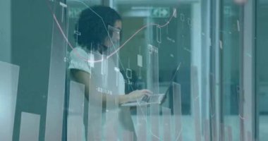 Ofiste dizüstü bilgisayar kullanan Afro-Amerikan iş kadınının finansal veri işleme animasyonu. Küresel iş, finans, iletişim ve veri işleme kavramı dijital olarak oluşturulmuş video.
