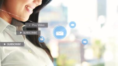 Akıllı telefon kullanan Asyalı iş kadını üzerindeki simgelerle bağlantı ağının animasyonu. Küresel iş, sosyal medya, dijital arayüz ve dijital olarak oluşturulan veri işleme kavramı.