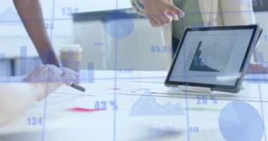 Ofiste çalışan çeşitli iş adamları üzerinde finansal veri işleme animasyonu. Küresel iş, finans, bilgisayar ve veri işleme kavramı dijital olarak oluşturulmuş video.