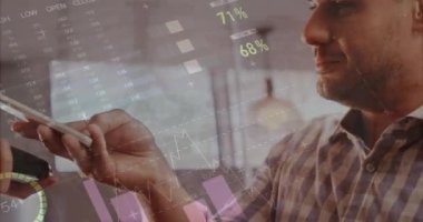 Terminaldeki akıllı telefondan yapılan temassız ödemeyle ilgili veri işleme animasyonu. Küresel finans, iş, bağlantılar, hesaplama ve veri işleme kavramı dijital olarak oluşturulmuş video.