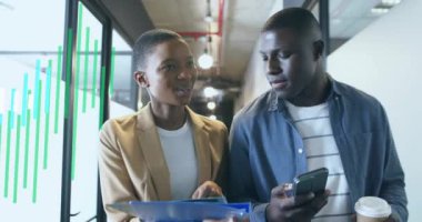 Ofiste çalışan çeşitli iş adamları üzerinde finansal veri işleme animasyonu. Küresel iş, finans, bilgisayar ve veri işleme kavramı dijital olarak oluşturulmuş video.