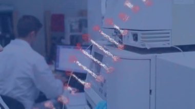 Laboratuvardaki beyaz kadın bilim adamının üzerinde DNA ipliği döndürme animasyonu. Küresel bilim ve dijital arayüz kavramı, dijital olarak üretilen video.