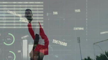 Bilgi arayüzü animasyonu, numaralar, uçan tekme pratiği yapan Afrikalı Amerikan futbolcu. Dijital bileşik, çoklu pozlama, rapor, iş, büyüme, spor ve rekabet kavramı.