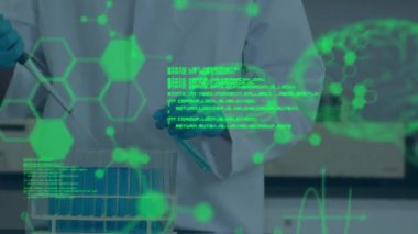 Laboratuvardaki erkek bilim adamı üzerinde bilimsel veri işleme animasyonu. Küresel araştırma, tıp, bilim, hesaplama ve veri işleme kavramı dijital olarak oluşturulmuş video.