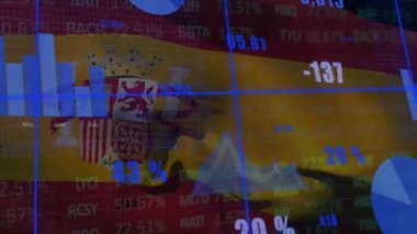 İspanya bayrağı üzerinde finansal veri işleme animasyonu. Küresel iş, ağlar, bağlantılar, hesaplama ve veri işleme kavramı dijital olarak oluşturulmuş video.