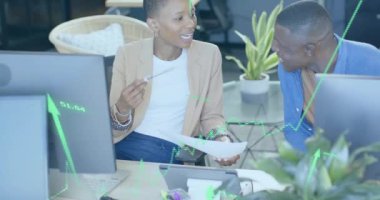 Ofiste çalışan çeşitli iş adamları üzerinde finansal veri işleme animasyonu. Küresel iş, finans, bilgisayar ve veri işleme kavramı dijital olarak oluşturulmuş video.