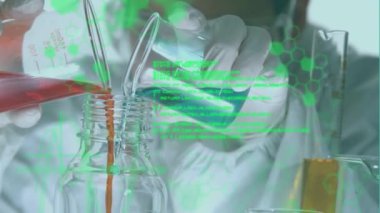 Laboratuvarda deney tüpleriyle bilimsel veri işleme animasyonu. Küresel bilim, bilgisayar ve veri işleme kavramı dijital olarak oluşturulmuş video.