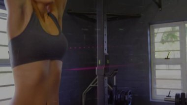 Beyazların spor salonunda egzersiz yapan kadınlar için finansal veri işleme animasyonu. Küresel spor, iş, bilgisayar, veri işleme ve bağlantılar konsepti dijital olarak oluşturulmuş video.