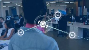 Ofisteki farklı iş adamlarının simgeleriyle bağlantı ağının animasyonu. Küresel iş, bağlantılar, hesaplama ve veri işleme kavramı dijital olarak oluşturulmuş video.