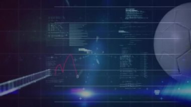 Futbol topunun siyah arka planda dönmesi üzerine programlama dili ve ikili kodların animasyonu. Dijital bileşim, kodlama, veritabanı, teknoloji, spor, futbol ve rekabet konsepti.