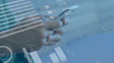 Akıllı telefon kullanan beyaz adamın finansal veri işleme animasyonu. Küresel iş, bilgisayar, dijital arayüz, bağlantılar ve veri işleme kavramı dijital olarak oluşturuldu.