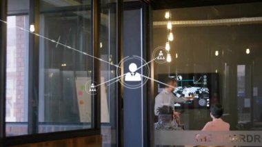 Ofisteki çeşitli iş adamlarının simgeleriyle bağlantı ağının animasyonu. Küresel finans, iş, bağlantılar, hesaplama ve veri işleme kavramı dijital olarak oluşturulmuş video.