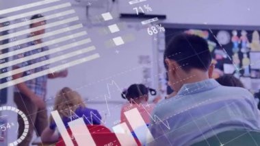 Çeşitli erkek öğretmenlerin sınıfta öğretmenlik yapmaları üzerine bilgi arayüzü animasyonu. Dijital bileşik, çoklu pozlama, rapor, iş, büyüme, ilerleme, küresel, çocukluk kavramı.