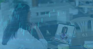 Yükleme çemberlerinin animasyonu, alım satım kurulu, çeşitli iş arkadaşları video görüşmesi raporlarını tartışıyor. Grafikler, dijital bileşim, iş, ilerleme, planlama, borsa, takım çalışması ve teknoloji kavramı.