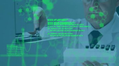 Kafkas erkek bilim adamı üzerinde bilimsel veri işleme animasyonu. Küresel bilim, araştırma, bağlantılar, hesaplama ve veri işleme kavramı dijital olarak oluşturulmuş video.