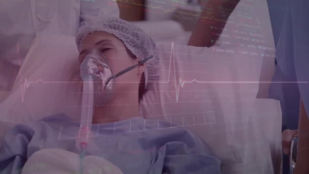 Diverse Artsen Boven Vrouwelijke Patiënt Bed Met Zuurstofmasker Cardiograaf Aandelenmarkt — Stockvideo