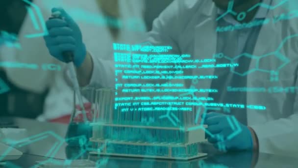在实验室工作的高加索女科学家身上运用化学公式进行数据处理的动画 计算和数字接口概念数字生成视频 — 图库视频影像
