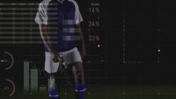 男性足球运动员带球腿的财务数据处理动画 全球体育 计算和数据处理概念 — 图库视频影像