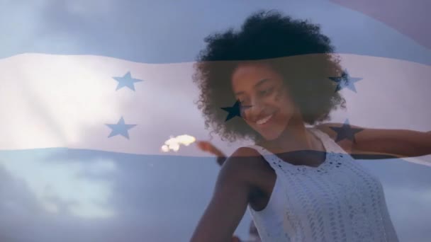 Animace Vlajky Hondurasu Nad Šťastným Pestrým Párem Tančícím Jiskry Pláži — Stock video
