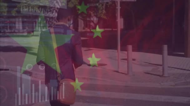 グラフのアニメーション ローディングバー 中国の旗 通りを渡っている間スマートフォンを使用して人格的な男 デジタル複合 複数の露出 レポート ビジネス 愛国心 技術コンセプト — ストック動画