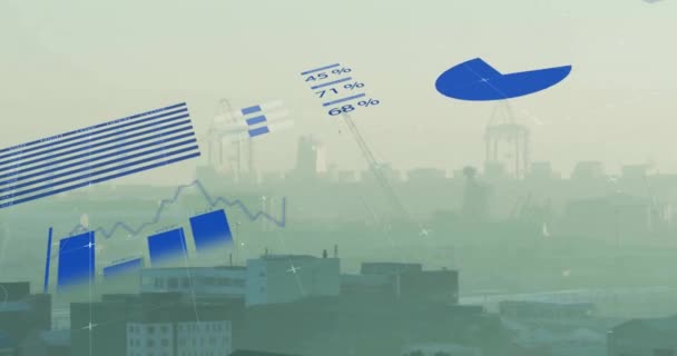 霧の上の青いインフォグラフィック インターフェースのアニメーションは 空に対する近代的な都市景観をカバーしました デジタル複合 複数の露出 レポート ビジネス グローバルおよびアーキテクチャのコンセプト — ストック動画