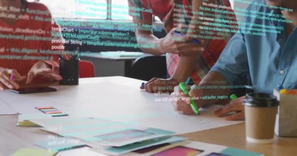 Анимация Разноцветного Компьютерного Языка Над Разнообразными Коллегами Обсуждающими Чертежи Цифровые — стоковое видео