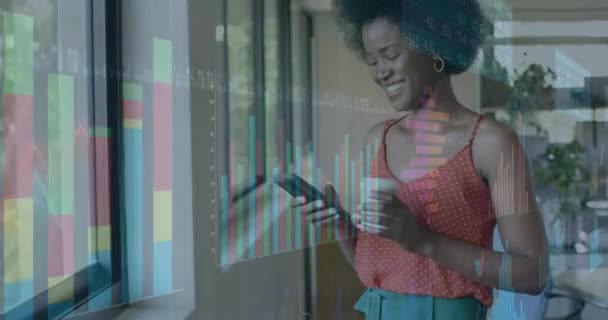 사무실에서 아프리카계 미국인 사업가에 데이터 처리의 애니메이션 글로벌 비즈니스 컴퓨팅 — 비디오