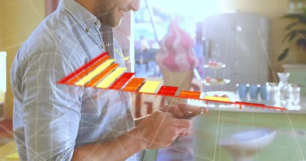 スマートフォンを使用した白人男性に対する赤と黄色の図のアニメーション グローバルビジネス テクノロジー デジタルインターフェースのコンセプト デジタル生成ビデオ — ストック動画