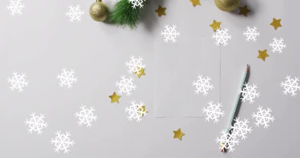 Animation Von Schnee Der Über Christbaumkugeln Fällt Weihnachten Fest Feier — Stockvideo