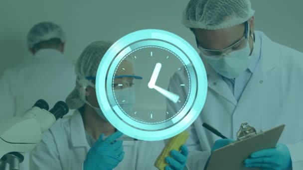 研究室の白人男性と女性科学者に時計を動かすアニメーション データ処理コンセプトデジタル生成ビデオ — ストック動画