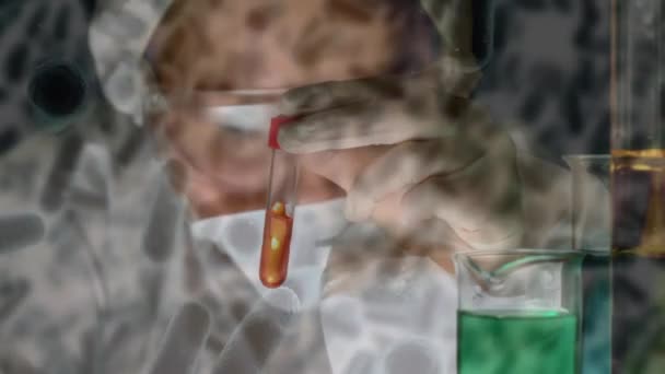 流れる血液細胞のアニメーション マスクの渦巻く液体によって満たされる試験管を身に着けている慎重な研究者 デジタル複合体 複数の露出 実験室 専門家 解剖学 ヘルスケア — ストック動画
