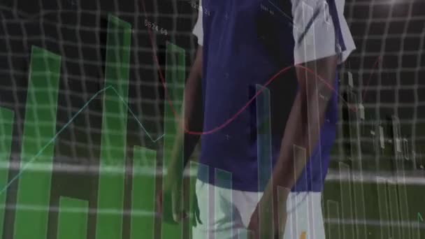 非洲裔美国足球运动员的财务数据处理动画 全球体育 计算机 数据处理和连接概念 — 图库视频影像